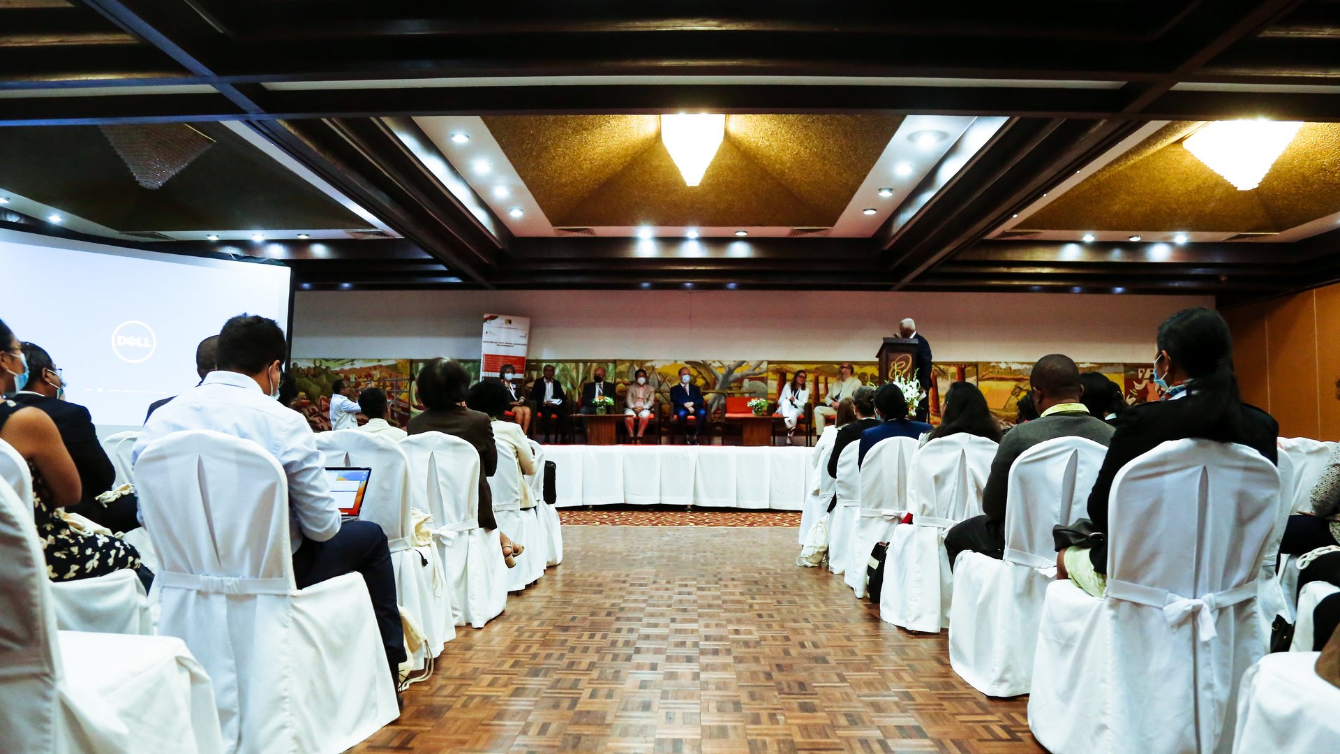 Eröffnungszeremonie - Blick in den Konferenzraum, vorn steht ein Sprecher