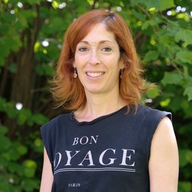 Ph.D. Estefania Rodríguez-Burgos.:eine Wissenschaftlerin mit rötlichen, schulterlangen Haaren und schwarzem T-Shirt mit weißem Aufdruck.