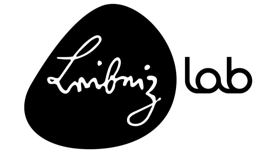 Das Logo der Leibniz-Labs: Leibniz' historische Unterschrift weiß auf einem schwarzen ovalen Rund, rechts daneben schwarz auf weiß der Schriftzug "lab".