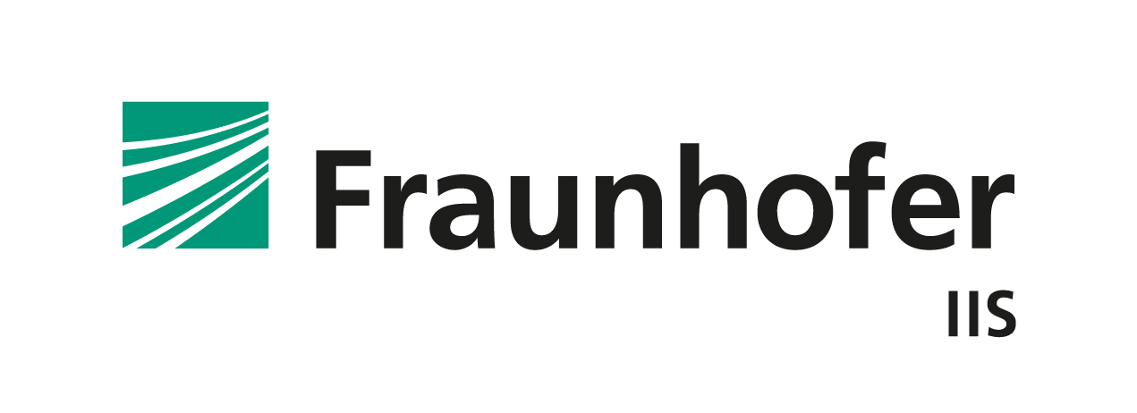 Logo Fraunhofer IIS  Logo Fraunhofer IIS: ein grünes eckiges Logo, das mit mehreren geschwungenen weißen Strichen durchzogen ist. Daneben der Schriftzug Fraunhofer in Schwarz, darunter kleiner IIS.