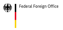 Logo Federal Foreign Office: zu sehen ist der schwarze Bundesadler, daneben ist die deutsche Flagge in einem dünnen Strich angedeutet (schwarz, rot Gold). Auf der rechten Seite steht in schwarz der Schriftzug Federal Foreign Office.