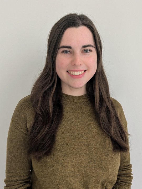 Eine lächelnde Frau, weißer Hintergrund