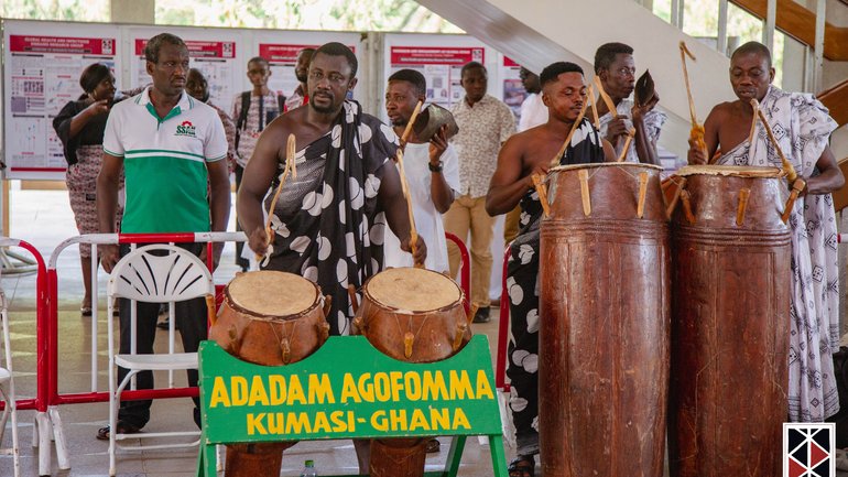 Traditionelle Musik kündigt die Ankunft des Königs an. Das Bild zeigt eine traditionelle ghanaische Trommelgruppe, die die Ankunft des Königs ankündigt.