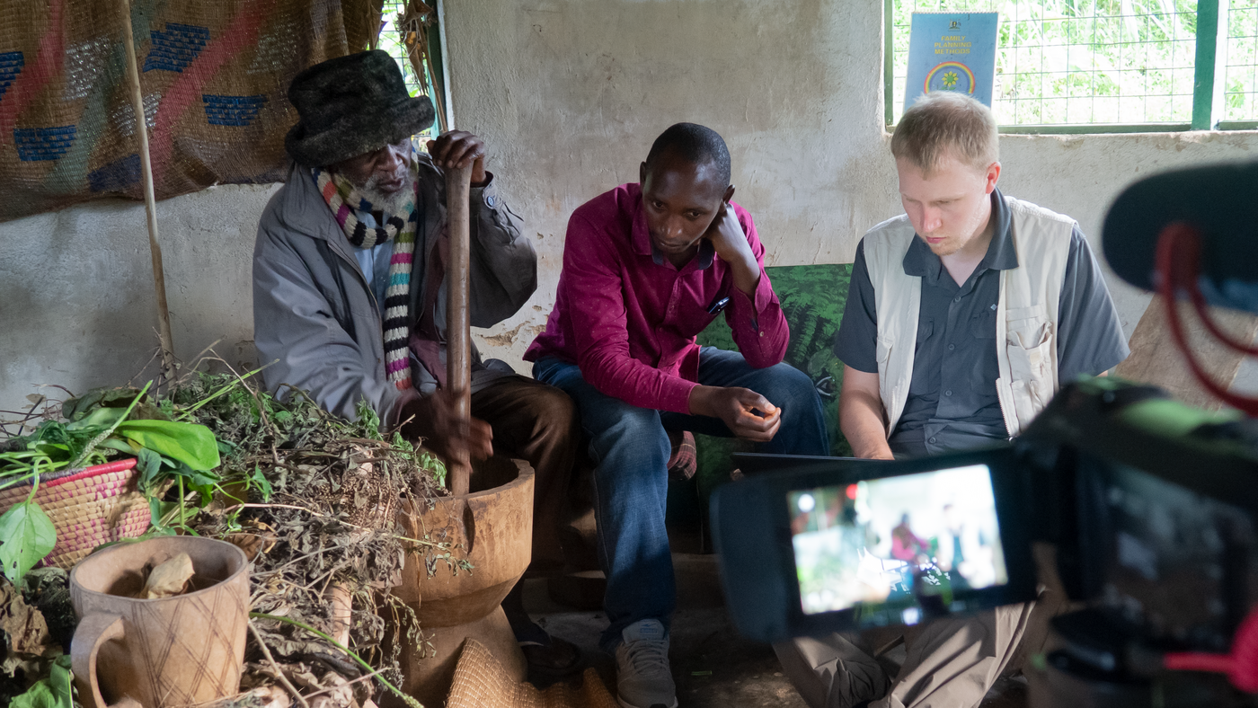 Traditioneller Heiler während eines Videointerviews Traditioneller Heiler während eines Videointerviews