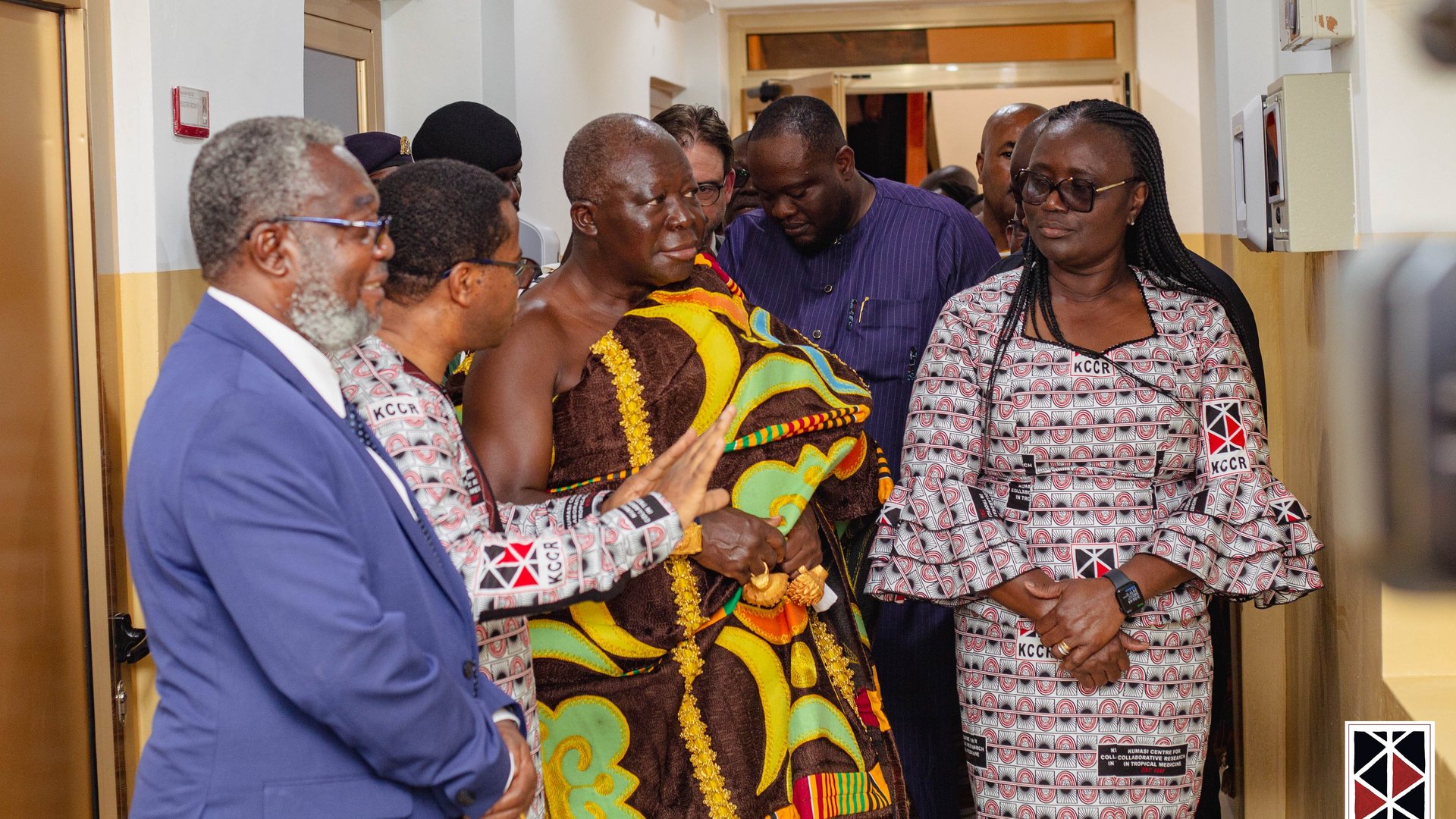 Das Bild zeigt den König und Kanzler der Universität, die Vizekanzlerin der Universität, den Wissenschaftlichen Direktor des KCCR und den gesundheitspolitischen Berater des ghanaischen Präsidenten im Flur des neuen Gebäudes stehen.