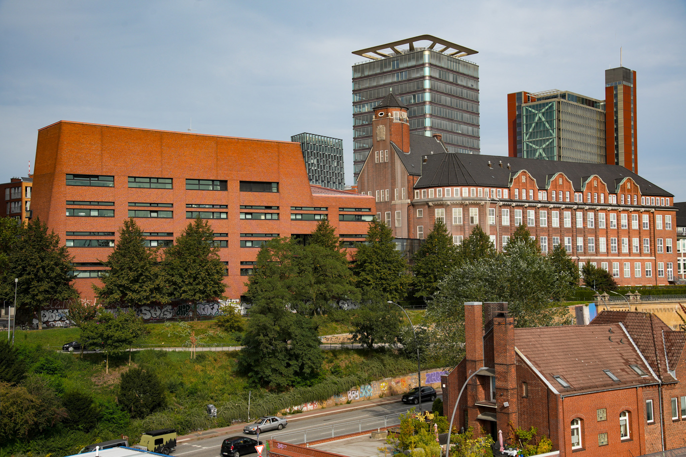 Altes und neues Gebäude des BNITM Hafenansicht von altem und neuem Gebäude des BNITM