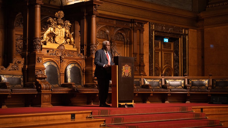 Keynote des designierten Botschafters der Republik Ghana Prof. Ohene Adjei im Großen Festsaal Foto des designierten Botschafters der Republik Ghana Prof. Ohene Adjei bei seiner Keynote im Großen Festsaal