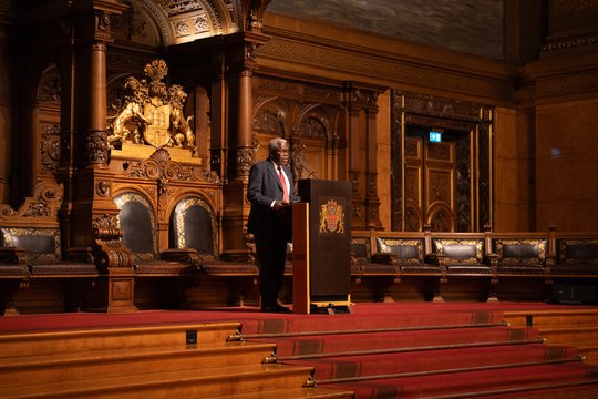 Keynote des designierten Botschafters der Republik Ghana Prof. Ohene Adjei im Großen Festsaal Foto des designierten Botschafters der Republik Ghana Prof. Ohene Adjei bei seiner Keynote im Großen Festsaal