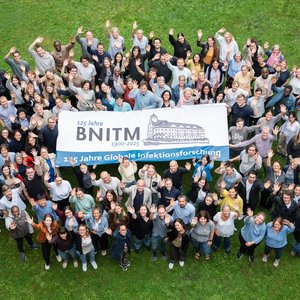 Gruppenfoto mit BNITM-Mitarbeitenden im Garten