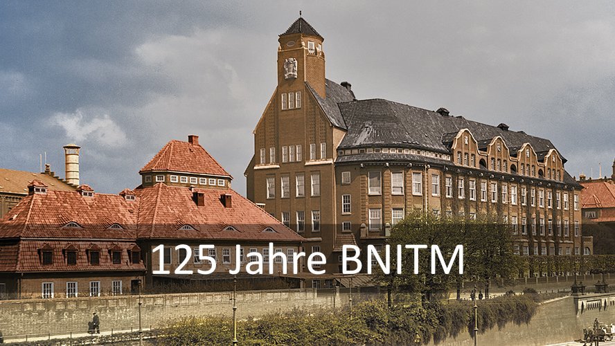 Historisches Gebäude mit markanter Architektur vor bewölktem Himmel. Schrift: „125 Jahre BNITM“