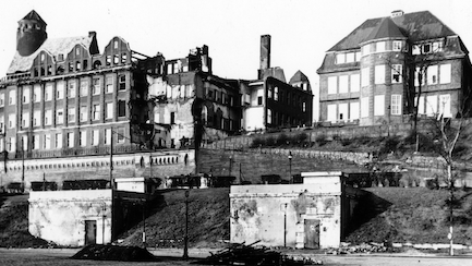 Alte Schwarz-Weiß-Fotografie, auf der ein zerbombtes Gebäude zu sehen ist.