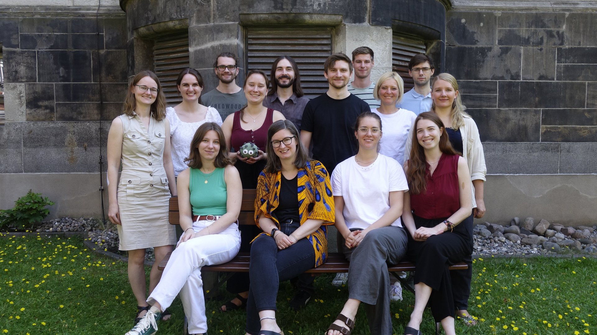 Die Mitgleider der Leibniz Junior Laborgrppe Oestereich sind hier dargestellt und stehen versammelt im Garten des Instituts.