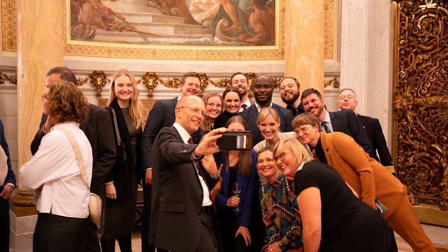 Die Abteilung Klinische Forschung in ungewohnter Umgebung Lustiges Selfie der Abteilung Klinische Forschung beim anschließenden Empfang