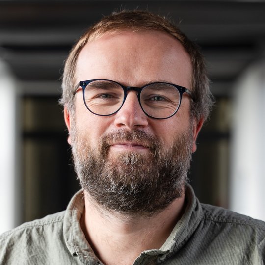 Dr. Renke Lühken Porträtfoto von Dr. Renke Lühken, eines bärtigen Forschers mit Brille. Er schaut freundlich in die Kamera.
