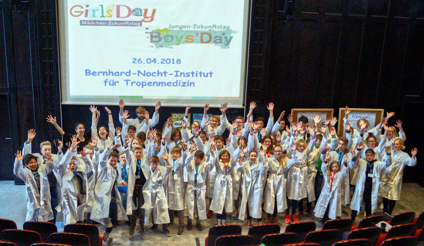 Gruppenbild Boys´ Day und Girls´ Day 2018 Das Bild zeigt die Girls und Boys des "Girls and Boys Day 2018" am BNITM.