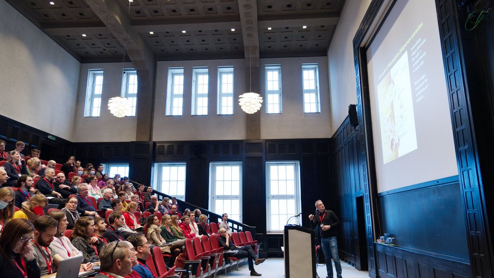 Der historische Hörsaal während ein Vortrag gehalten wird.