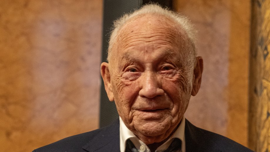 Dr. Günther Müller Direktes Porträtfoto von dem 100-jährigen Dr. Günther Müller