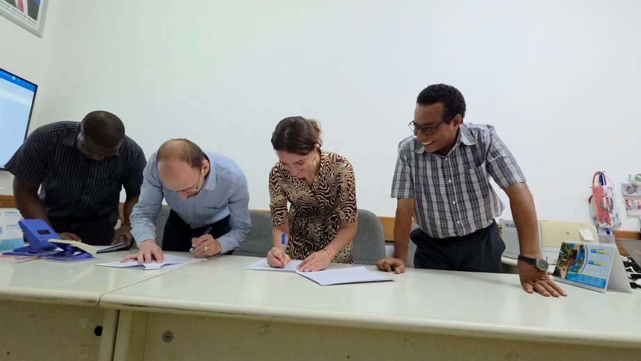 Führende Persönlichkeiten bei der Unterzeichnung des Memorandum of Understanding. Simon Kühnert, CEO des Health Improvement Program Zanzibar (HIPZ) (zweiter von links), Dr. Denise Dekker, Gruppenleiterin von One Health Bacteriology (dritte von links), und Dr. Said Mohammed Ali, CEO des Public Health Laboratory Ivo de Carneri (PHL-IdC) in Pemba (vierter von links).