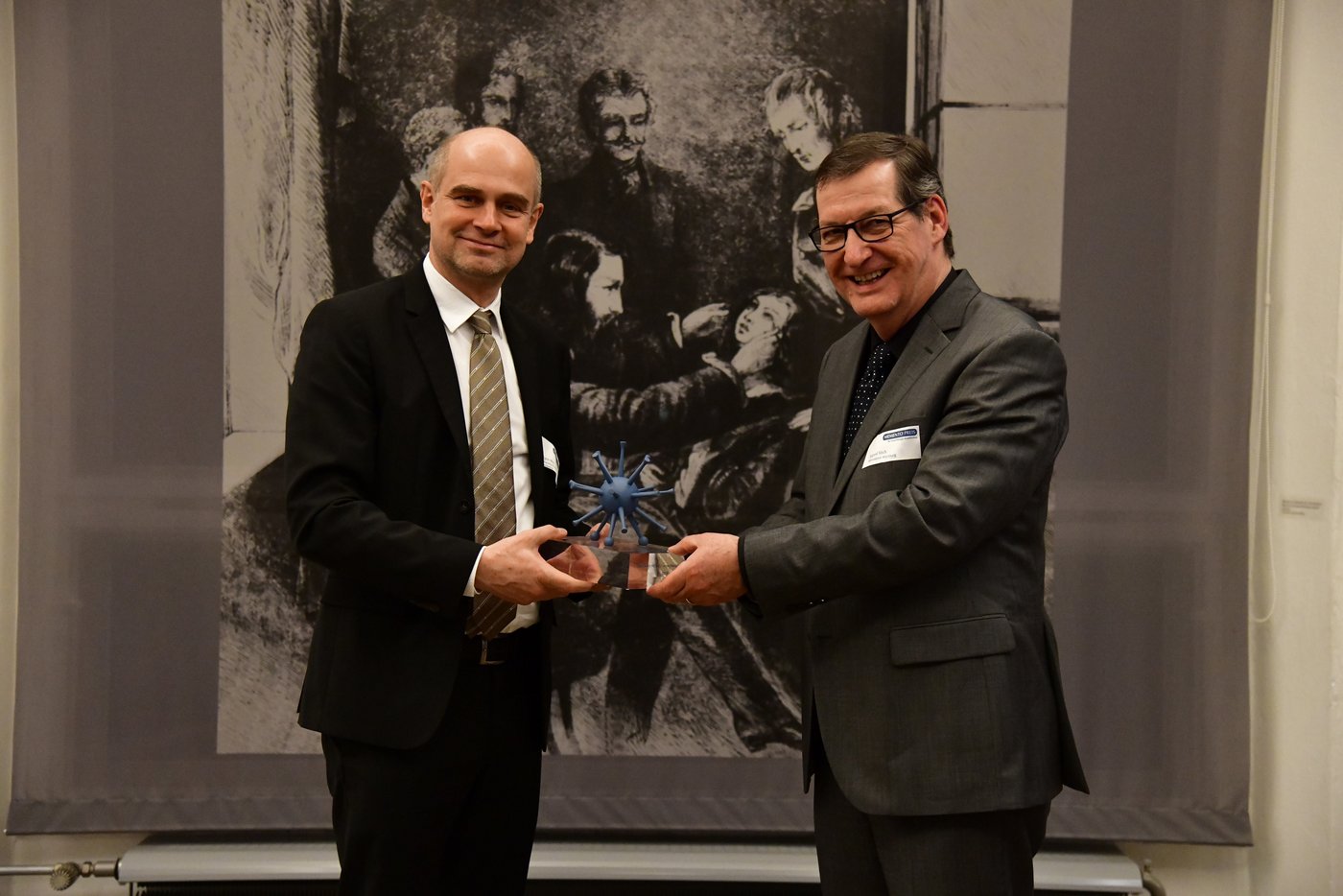 Prof. Jürgen May erhält den Memento-Preis. Prof. Jürgen May (links) erhält den Memento-Preis aus den Händen des Jury-Mitglieds Prof. August Stich. Quelle: BUKO / Jörg Schaaber.