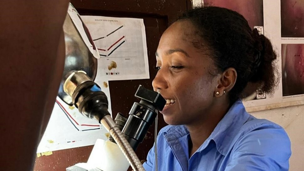 Kolposkopie Auf dem Foto ist eine Frau in blauem Kittel zu sehen. Instrumente für eine gynäkologische Untersuchung sind zu sehen.