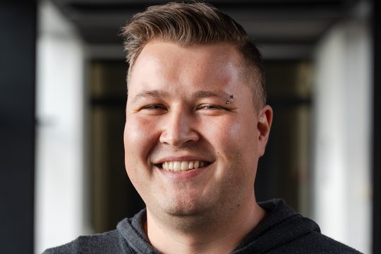 Leif Rauhöft Ein junger Forscher in dunklem Hoody blickt freundlich in die Kamera.