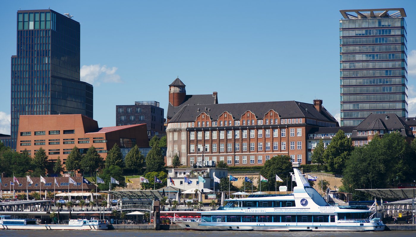 Die Institutsgebäude vor blauem Himmel