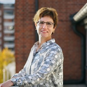 Prof. Dr. Iris Bruchhaus Protrait einer sympathischen Frau mit kurzern braunen Haaren lächelt freundlich.