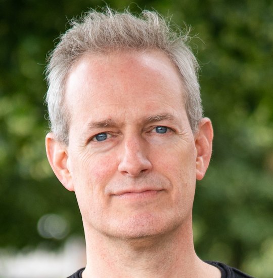 Dr. Tobias Spielmann Dr. Tobias Spielmann: ein Forscher mit kurzen, grauen Haaren, der ein dunkles Oberteil trägt.