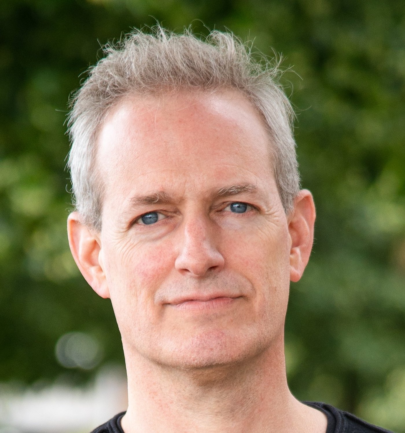 Dr. Tobias Spielmann Dr. Tobias Spielmann: ein Forscher mit kurzen, grauen Haaren, der ein dunkles Oberteil trägt.