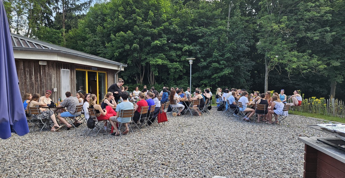 LCI Summer School Outdoor Die Organisation der Veranstaltung lag maßgeblich in den Händen von Silke Luckow (FZB), die auch als zentrale Ansprechpartnerin für Planung und Kommunikation fungierte. Vor Ort wurde sie unterstützt von Marina Rolf (BNITM) und Skadi Lange (LIV). Die wissenschaftliche Organisation übernahmen Prof. Norbert Reiling, Prof. Silke Meiners und Dr. Bianca Schneider vom Forschungszentrum Borstel, Leibniz Lungenzentrum.