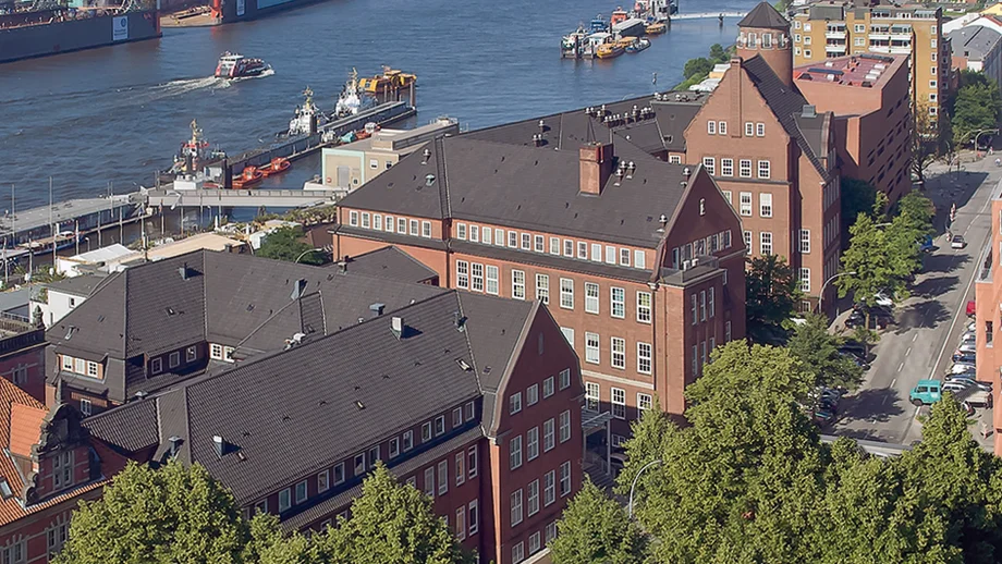 [Translate to English:] Das BNITM inklusive aller Gebäudeteile aus Nordosten aufgenommen. Im Hintergrund ist der Hamburger Hafen zu sehen.