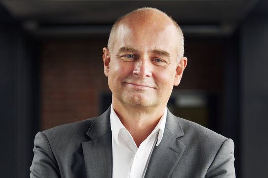 Porträtfoto von Prof. Dr. Jürgen May, eines erfahrenen freundlich blickenden Forschers