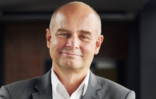 Porträtfoto von Prof. Dr. Jürgen May, eines erfahrenen freundlich blickenden Forschers