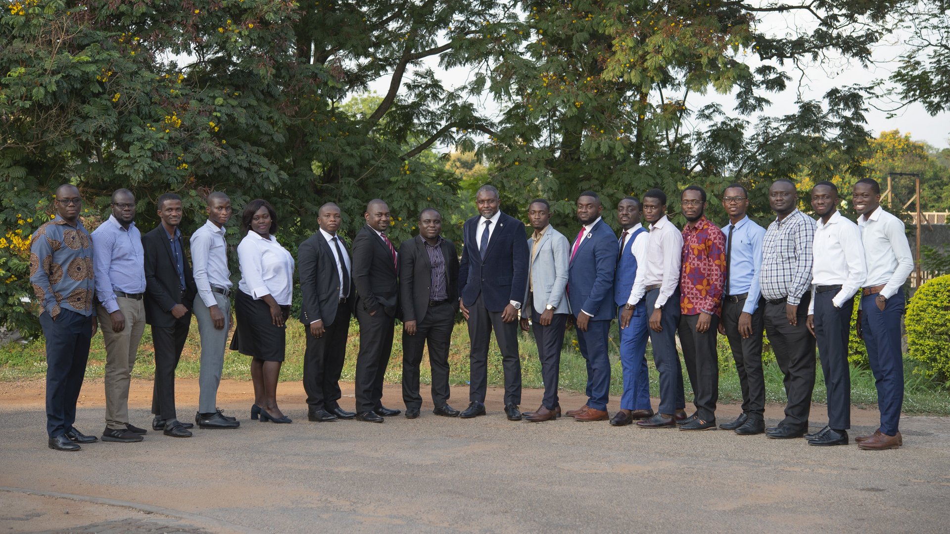 A group of 16 african people standing in line. They are members of the Research Group Global and One Health Research.