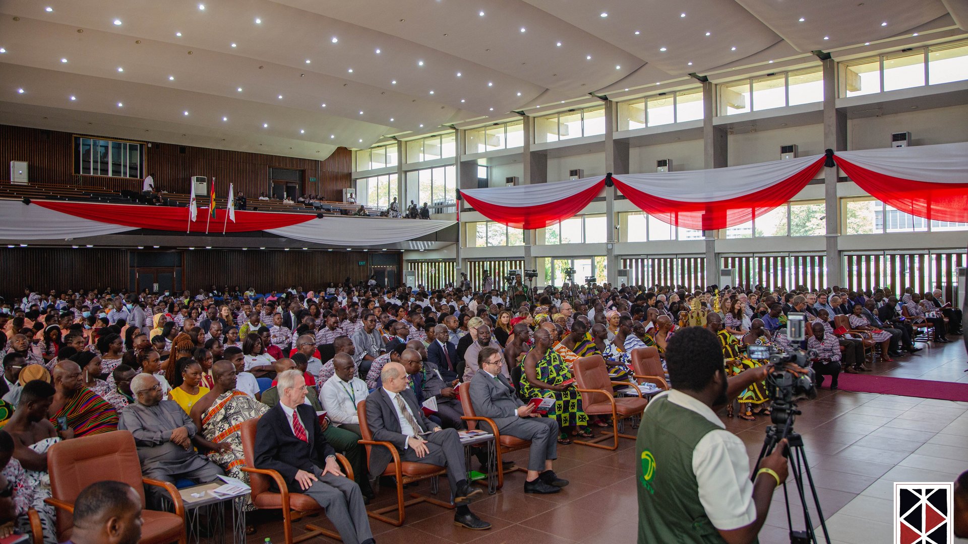 The photo shows the university's packed Great Hall.