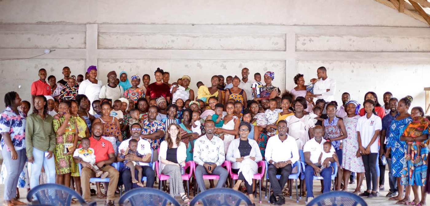 Gruppenfoto mit beteiligten Familien Gruppenfoto mit beteiligten Familien