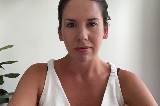 Josephine Bourner Das Bild zeigt eine Frau, die freundlich in die Kamera schaut.