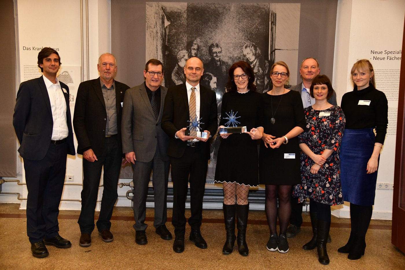 Preisträger und Jury des Memento-Preises 2019. Das Bild zeigt eine Gruppe Wissenschaftler bei der Verleihung des Memento-Preises.