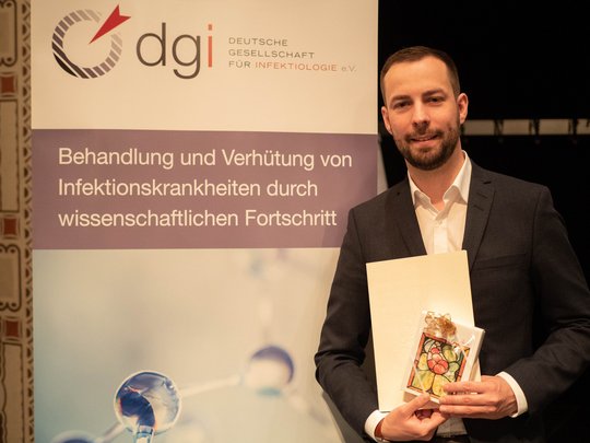 Das Bild zeigt Dr. Till Omansen aus der Abteilung Klinische Forschung von BNITM und UKE.