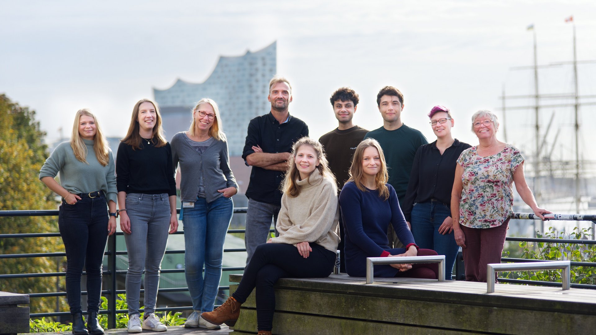 Freundliches Gruppenfoto der gesamten Arbeitsgruppe Protozoen-Immunologie