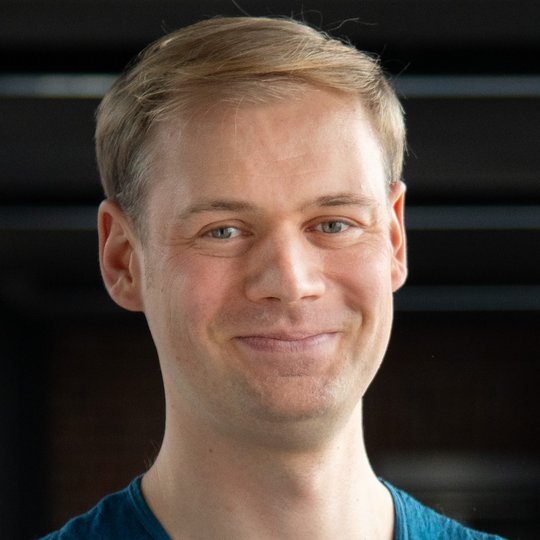 Dr. Felix Sauer Porträtfoto von Dr. Felix Sauer, eines Forschers mit kurzen blonden Haaren und dunkelblauem T-Shirt. Er blickt freundlich in die Kamera.