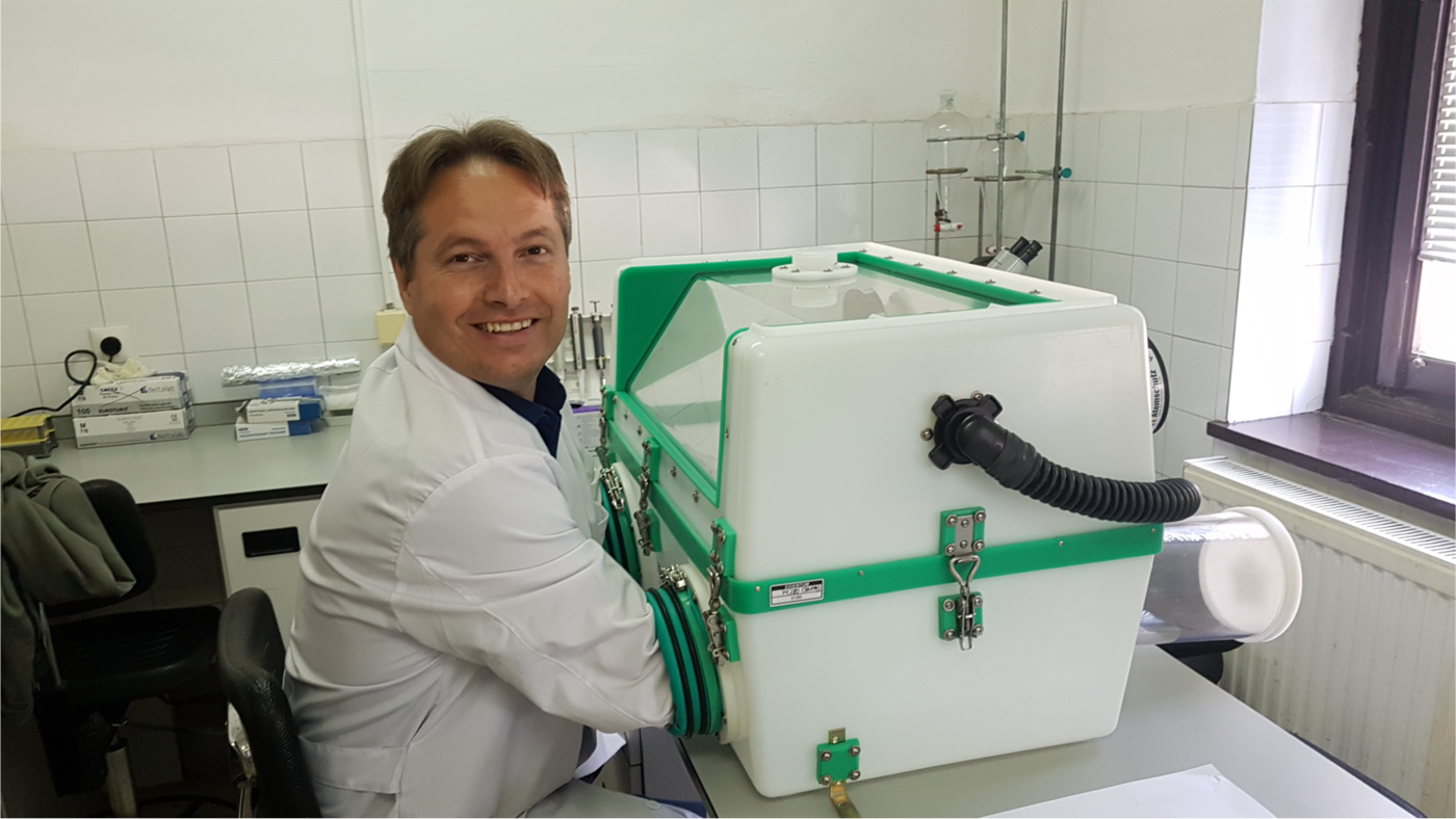 Prof. Dr. Kurtesh Sherifi Foto mit Prof. Dr. Kurtesh Sherifi an der Glovebox