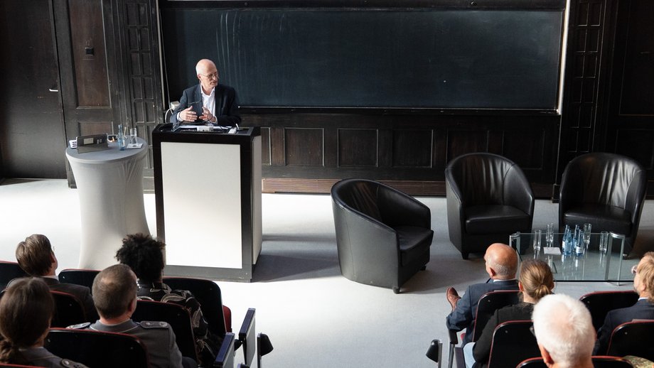 Photo of Hamburg's First Mayor Dr Peter Tschentscher in the lecture hall of BNITM
