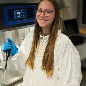 Jannigje Teuntje (Joelle) van der Ham Joelle van der Ham, a researcher with blond hair, holds a thermometer while wearing a lab coat in a laboratory setting