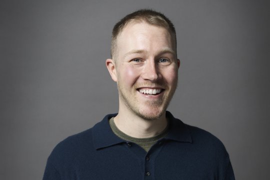 Der Forschungsgruppenleiter Dr. Fabien Schultz mit kurzen blonden Haaren trägt einen grauen Pullover und blickt direkt in die Kamera.