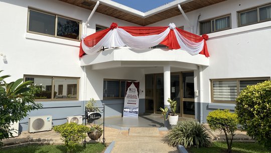 Festlicher Eingang des KCCR Foto des Eingangs zum KCCR mit einem Roll-up, das das Jubiläum ankündigt