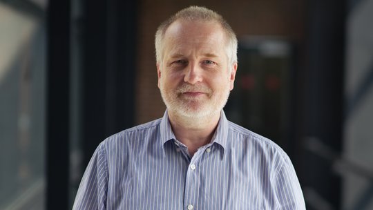 Prof. Dr. Stephan Günther Porträtfoto von Prof. Dr. Stephan Günther, eines erfahrenenen freundlich blickenden Forschers mit kurzem weißen Bart