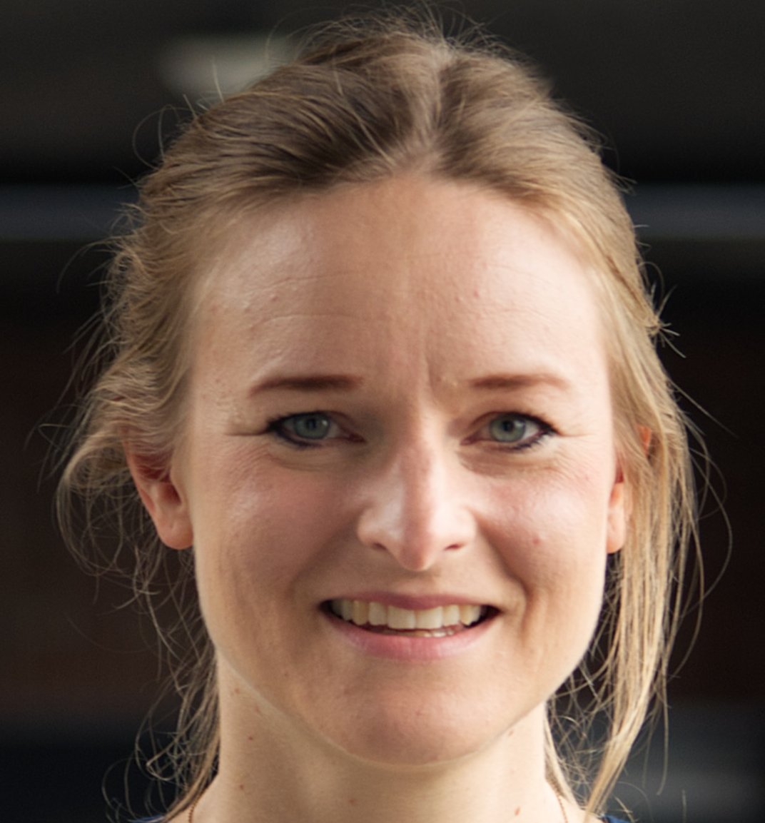 Dr. Christine Hopp Dr. Christine Hopp: eine Forscherin mit blondem zurückgebundenen Haar, dunkelblauer Bluse und weiß-beigem Netzpullover.