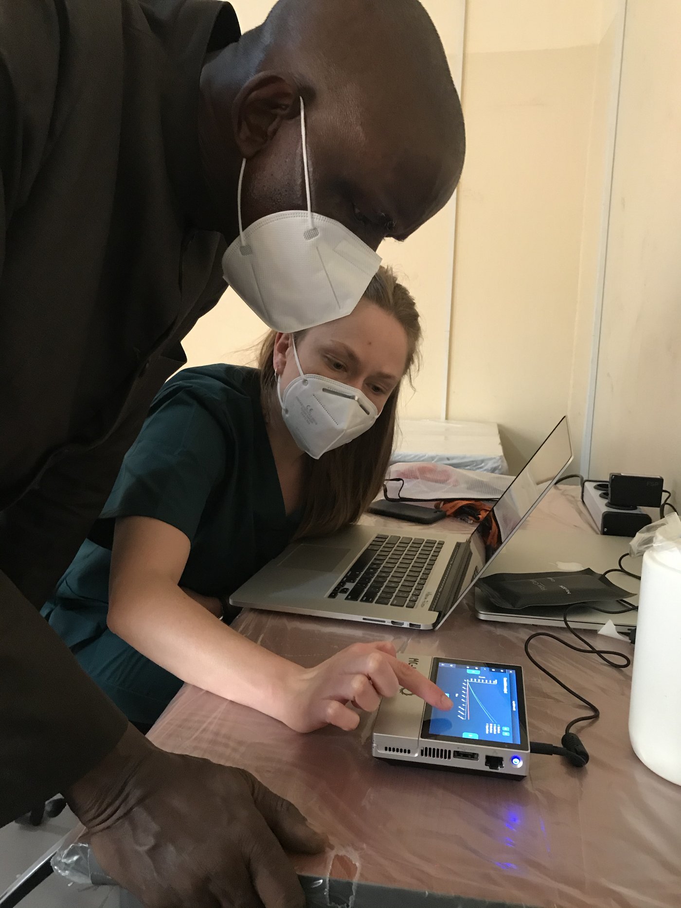 The picture shows two researchers in front of a measuring device.