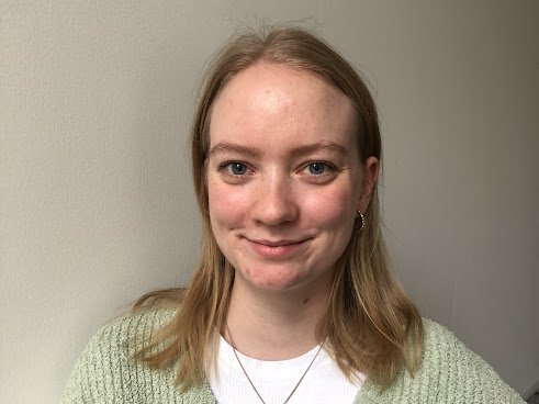 Anna-Lena Schmidtke Eine nette junge Frau mit schulterlangem blonden Haar lächelt in die Kamera